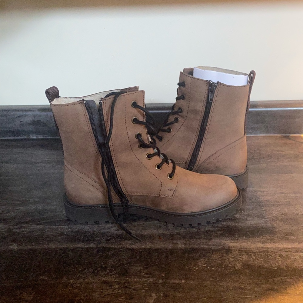 Brand new boots. They are a light brown. Size 39 (size 9)